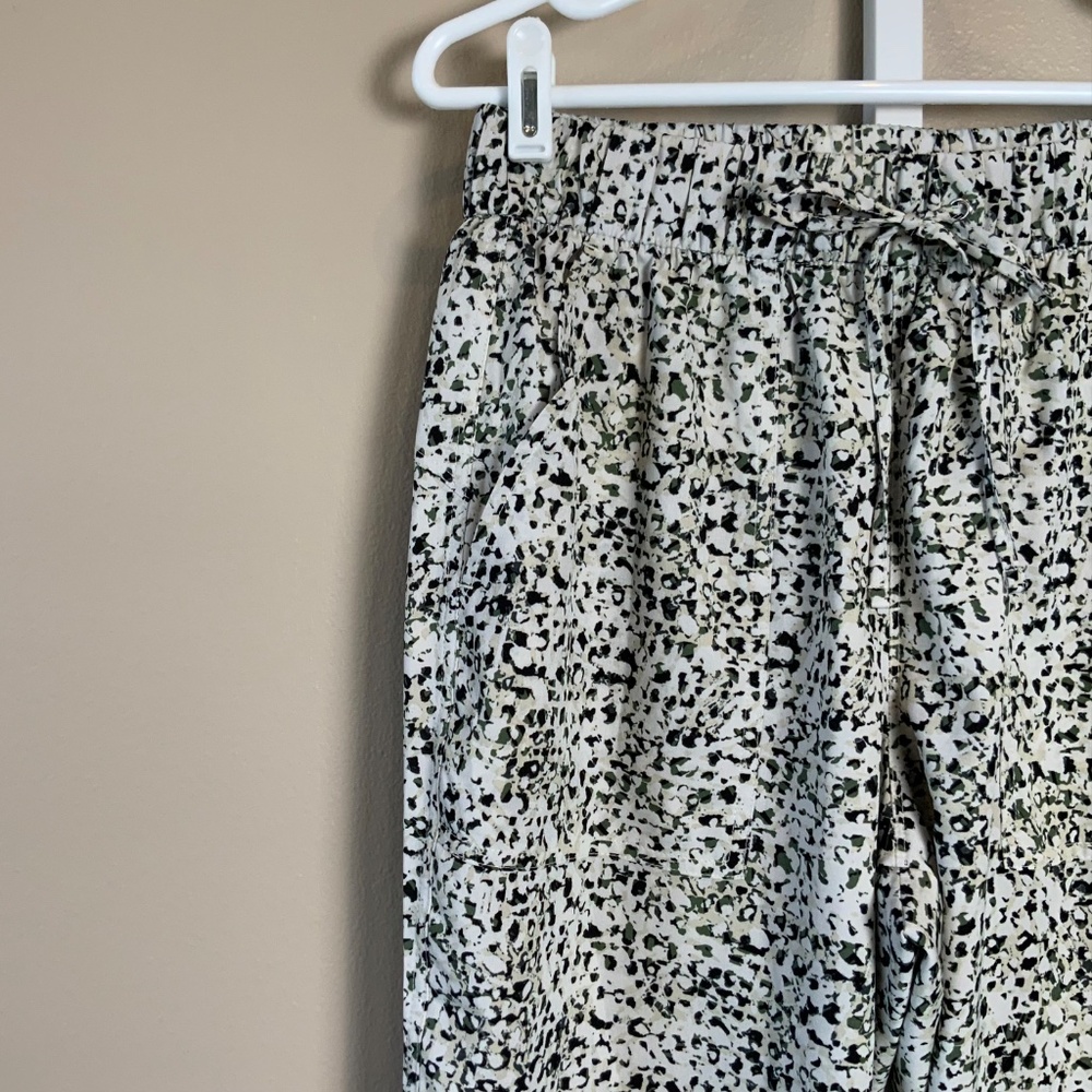 Old Navy High-Waisted StretchTech Utility Crop Pants - EUC - Picture 7 of 16